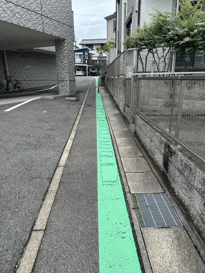 この道を通って駐車場から歩いて直ぐです！