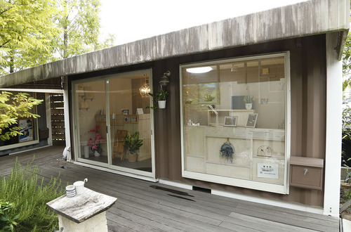 人気カフェのすぐそば、木々に囲まれた落ち着きあるサロン