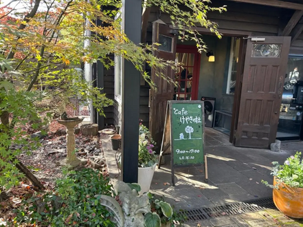 緑に囲まれた癒しの空間｜敷地内カフェ併設で通いやすいサロン