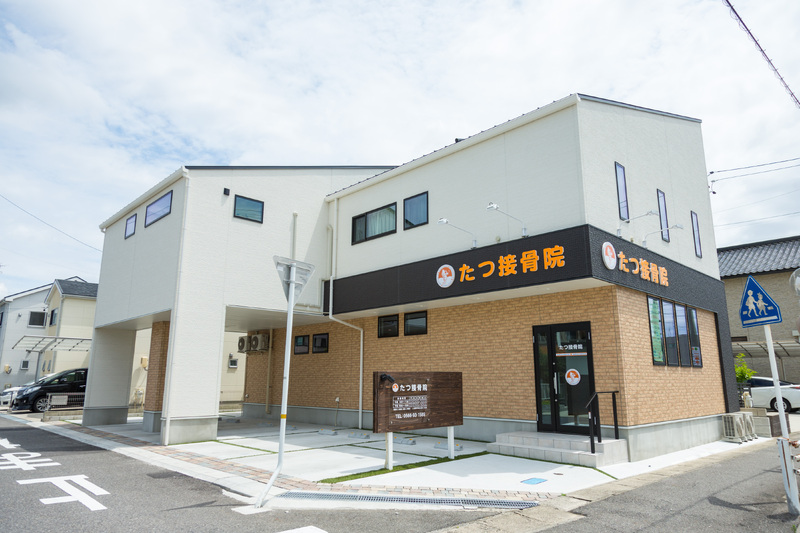 たつ接骨院の駐車場をご利用下さい（4台分）。入口はたつ接骨院と共同です。
