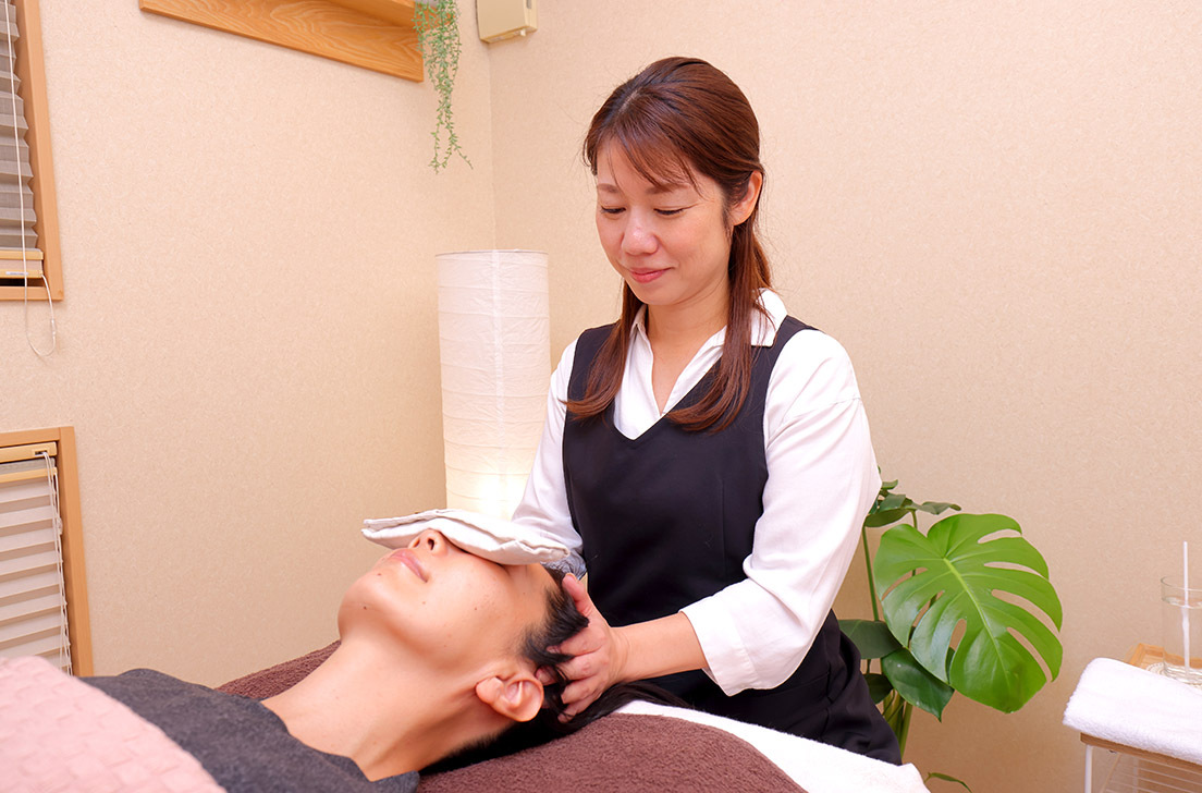 冷え・首肩こり・眠りの浅さに。冬の体を内側から温める「漢方よもぎ蒸し+ゆる眠ヘッド」を体験